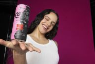Coca-Cola lança novo sabor nos EUA em parceria com vencedora do Grammy Rosalía