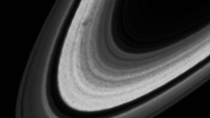 Sete imagens do Telescópio Espacial Hubble, cada uma tirada com cerca de quatro minutos de intervalo, foram unidas para mostrar características de “raios” girando em torno de Saturno. / Nasa