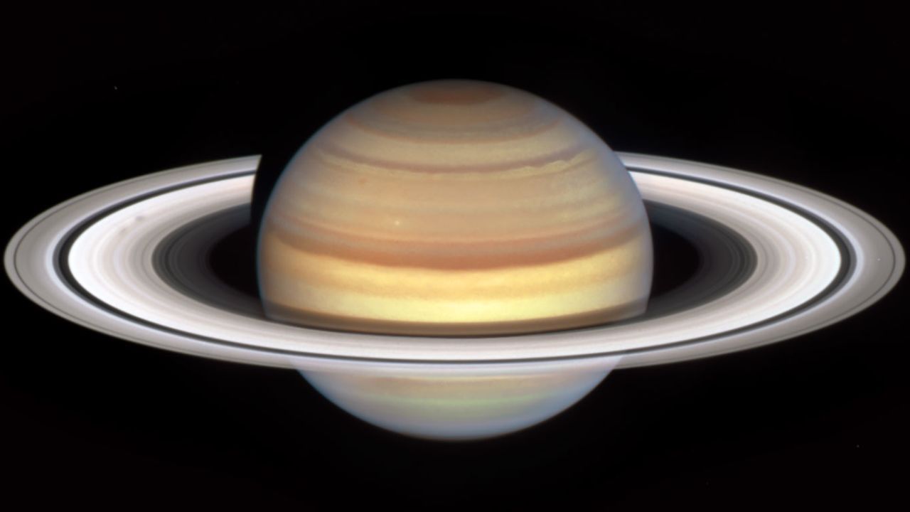 Uma imagem capturada pelo Telescópio Espacial Hubble da NASA marca o início da "temporada dos raios" de Saturno, com o aparecimento de dois raios borrados (à esquerda) no anel B.