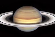 Telescópio Hubble captura “raios” misteriosos deslizando pelos anéis de saturno