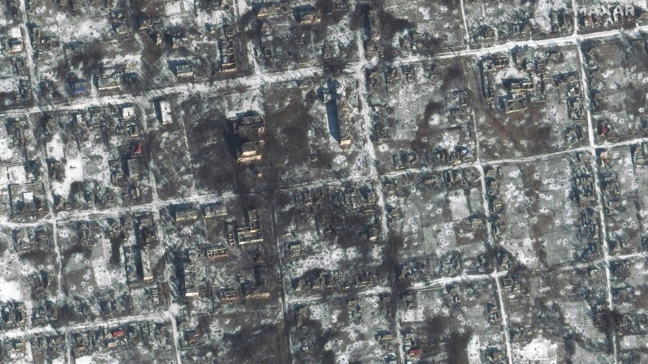 Imagens de satélite mostram padrões intensos de impactos onde as tentativas russas tentaram avançar em Vuhledar / Maxar Technologies