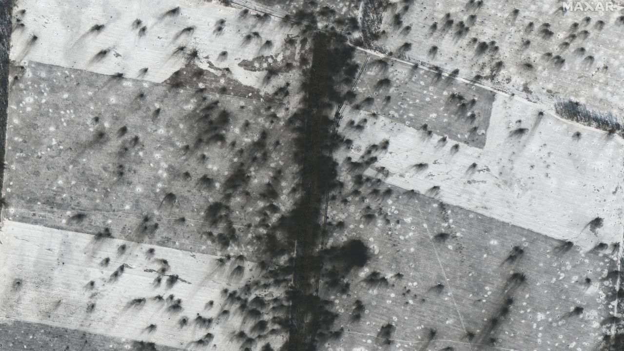 Imagens de satélite mostraram crateras deixadas por bombardeios de artilharia pesada ao redor de Vuhledar, na Ucrânia / Maxar Technologies