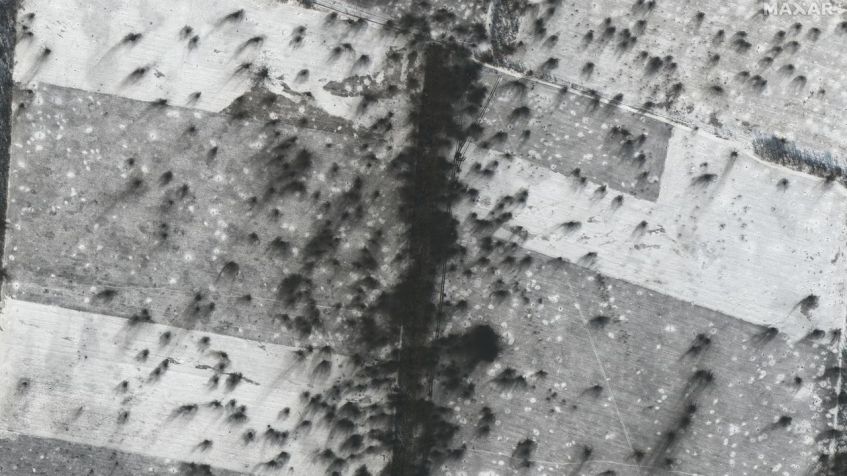 Imagens de satélite mostraram crateras deixadas por bombardeios de artilharia pesada ao redor de Vuhledar, na Ucrânia / Maxar Technologies