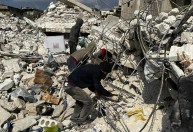 Sobreviventes do terremoto na Síria são deixados à própria sorte