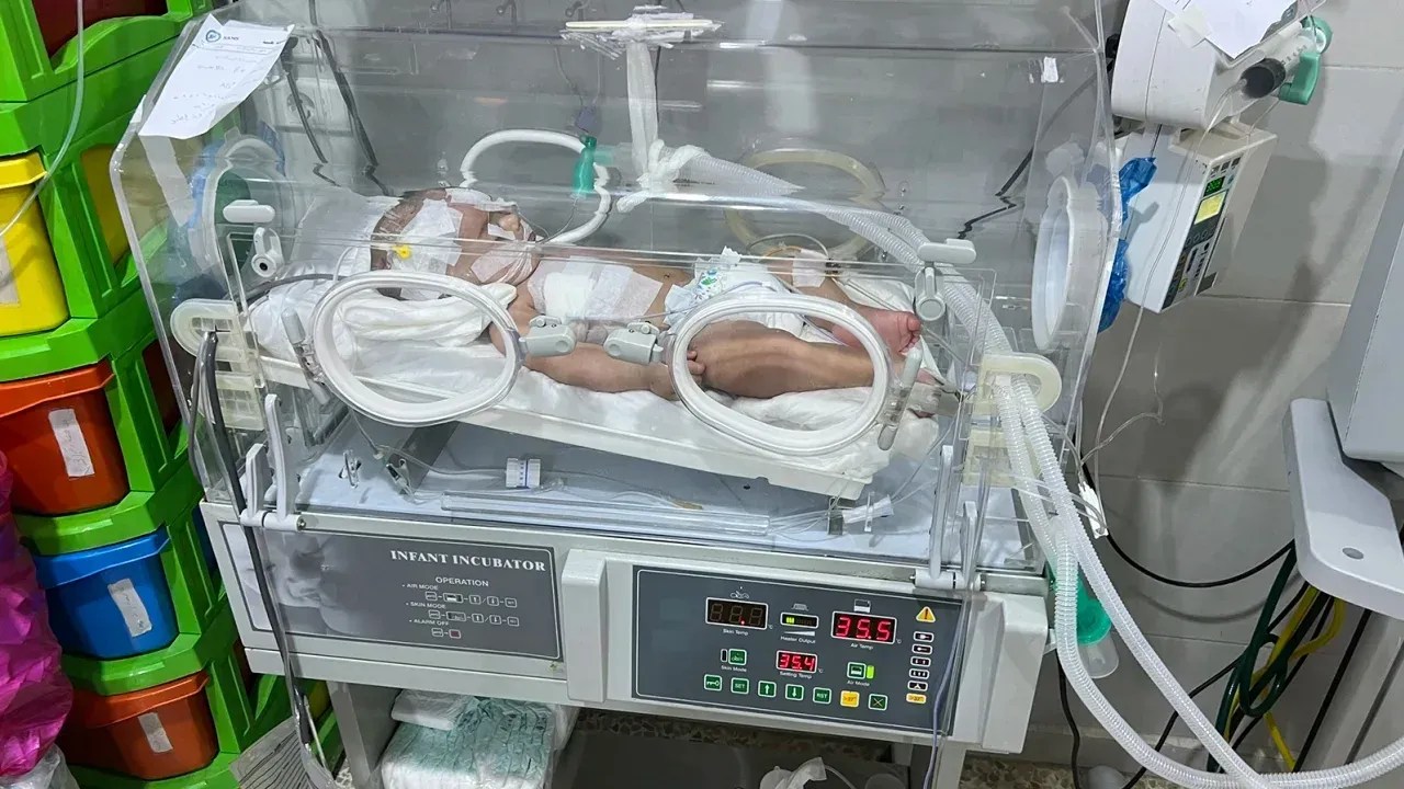 Os pais de Mohammad, de três meses, foram mortos no terremoto na Síria / Kareem Khadder / CNN