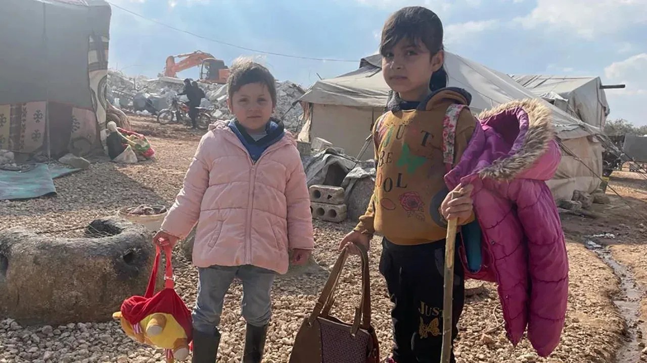 Crianças andam entre os escombros após o devastador terremoto da semana passada na Síria / Jomana Karadsheh / CNN