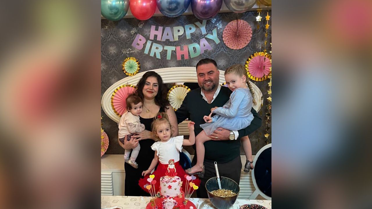 A família Fansa - Nilay e Cengiz com as filhas Birce, Alin e Nil - em dezembro. / Arquivo pessoal