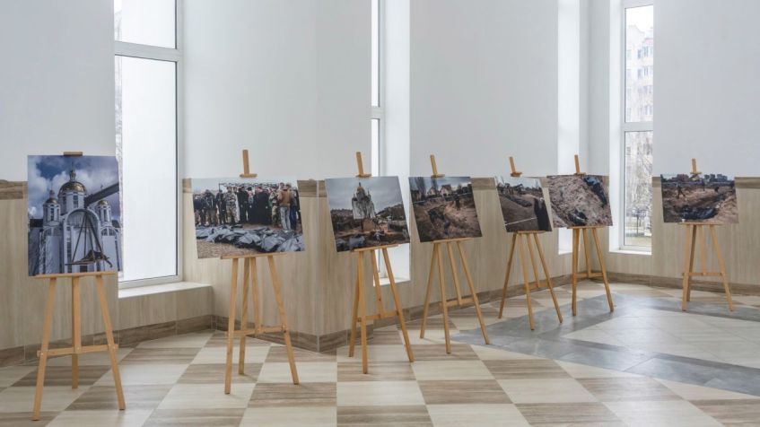 Exposição de fotos é vista em um salão da Igreja de Santo André. / Brendan Hoffman, da CNN
