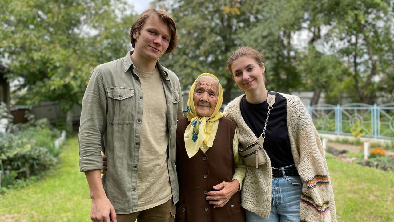 Arieva finalmente apresentou Fursin a sua bisavó. / Arquivo pessoal de Yaryna Arieva e Sviatoslav Fursin