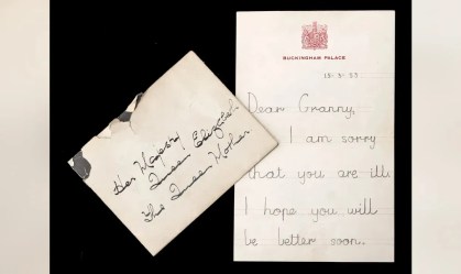 Carta escrita pelo rei Charles III para sua "avó" em 1955 é encontrada na Inglaterra