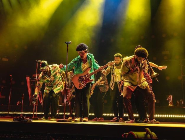 Bruno Mars e sua banda durante show solo em Tóquio, em outubro de 2022. / Reprodução / Instagram - @brunomars