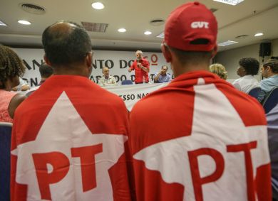 Militantes petistas acompanham fala de Luiz Inácio Lula da Silva no diretório nacional do PT