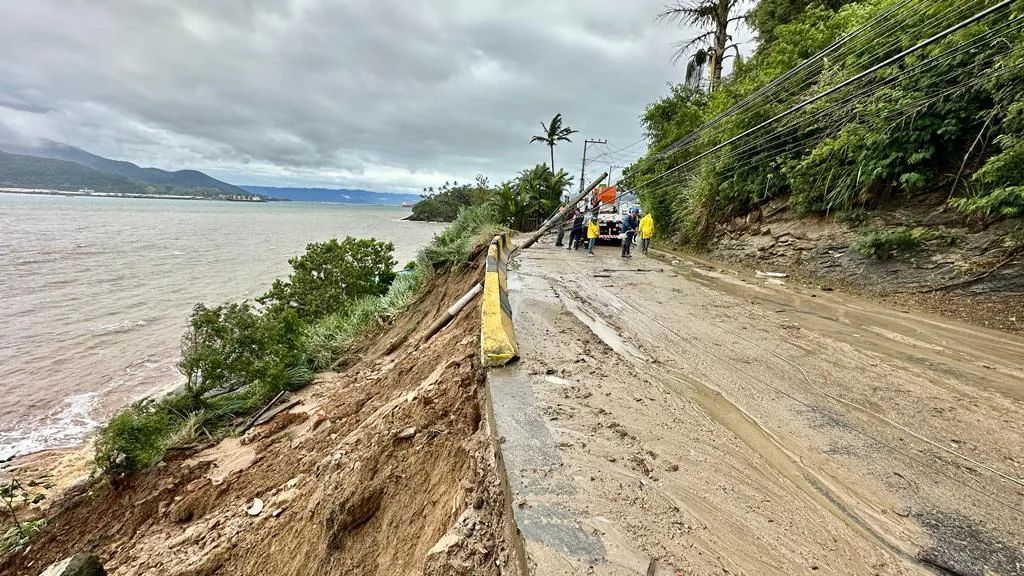Chuva causa estragos em vias de Ilhabela, no litoral norte de São Paulo