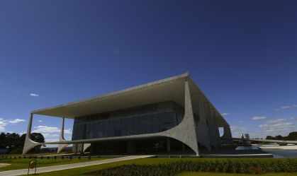 Brasil cogita baixar tarifa sobre etanol em negociação com Trump