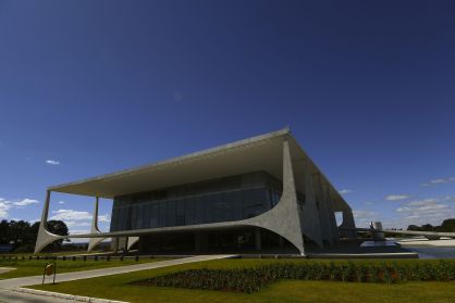 Concebido pelo arquiteto Oscar Niemeyer com projeto estrutural do engenheiro Joaquim Cardozo, é a sede do poder executivo do Governo Federal brasileiro. Localizado na Praça dos Três Poderes em Brasília, o Palácio do Planalto faz parte do projeto do Plano Piloto e foi um dos primeiros edifícios construídos na capital.