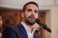 PT aciona MP contra Eduardo Leite por suposta autopromoção em documentário