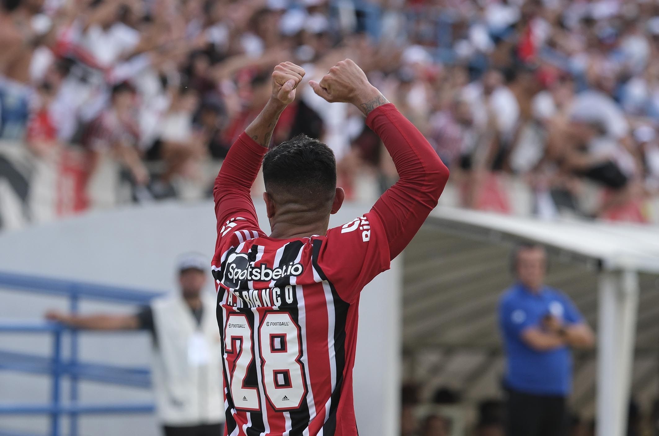 Zagueiro Alan Franco comemora gol em vitória do São Paulo sobre o Santo André por 1 a 0, pelo Campeonato Paulista