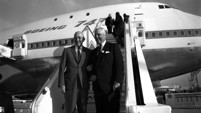 Nascimento do 747: o presidente da Boeing, Bill Allen, e o CEO da Pan Am, Juan Trippe (à direita), celebram a cerimônia de lançamento do Boeing 747, em 1968 / Boeing / divulgação