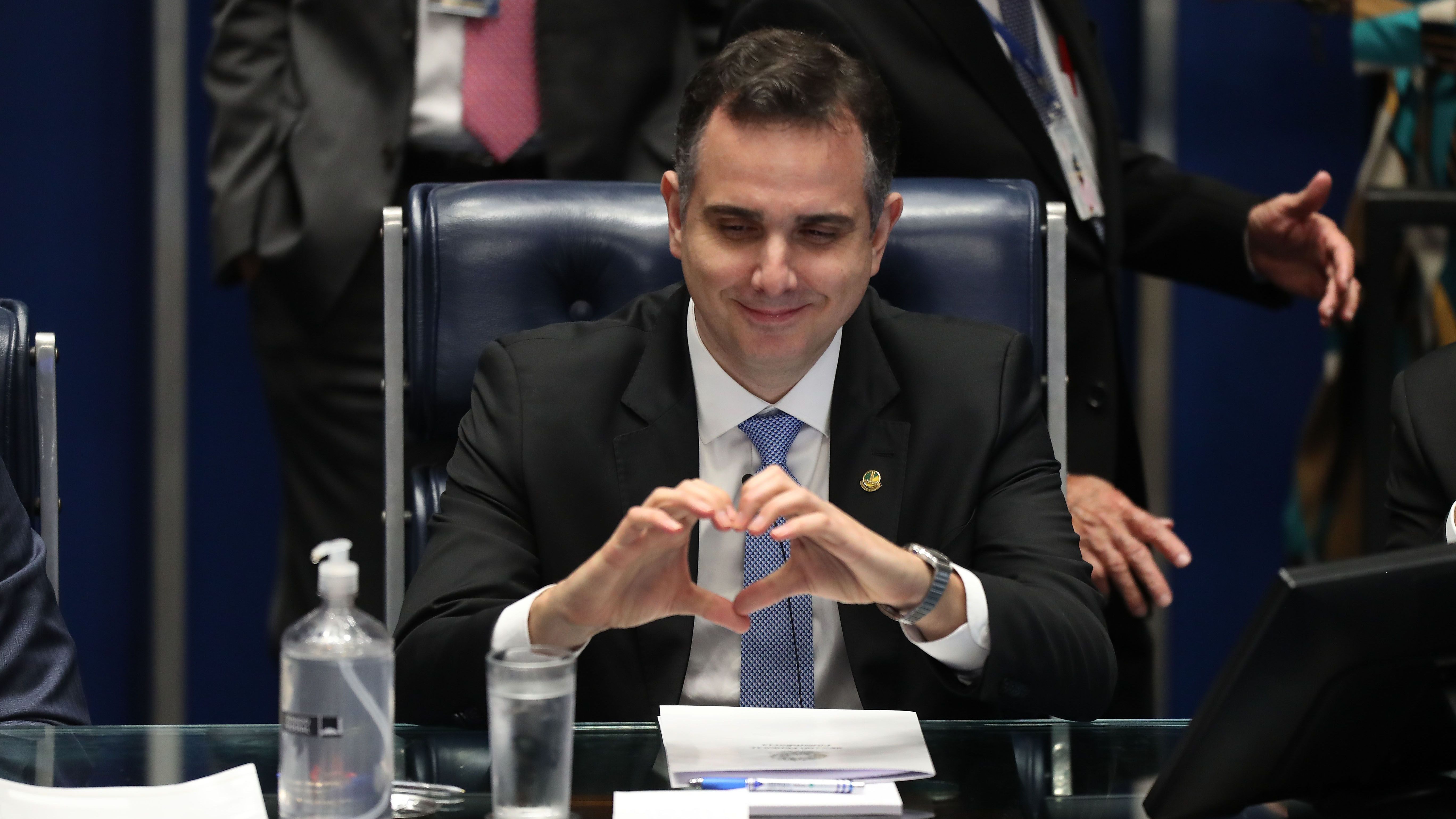 Rodrigo Pacheco é reeleito presidente do Senado por 49 votos a 32