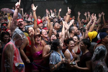Foliões curtem o Carnaval de rua de São Paulo no bloco Acadêmicos do Baixo Augusta, um dos maiores da cidade.