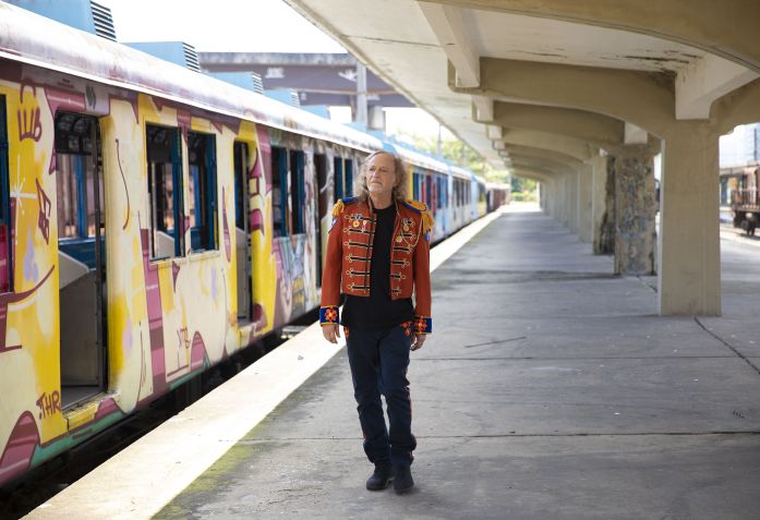 Alceu Valença em ensaio fotográfico para lançamento de regravação de "Estação da Luz" / Foto: Leo Aversa