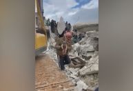 Bebê recém-nascido é resgatado dos escombros após terremoto na Síria
