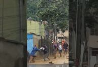 Pessoas formam corrente para salvar bebês em meio às chuvas no litoral de SP