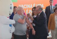Alckmin vacina Lula com dose de reforço contra Covid-19 no lançamento do Movimento Nacional pela Vacinação