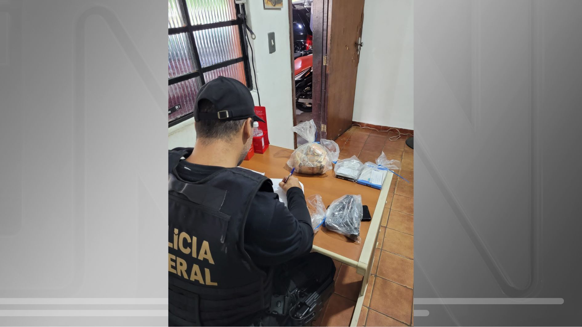 Em operação contra tráfico, PF apreende armas e dinheiro