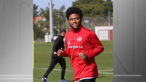 Luiz Adriano fecha retorno ao Internacional