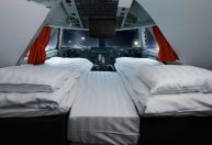 Conheça pessoas que vivem dentro de aviões