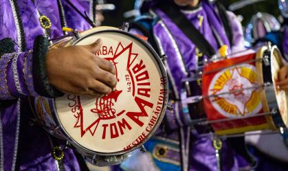 Acidente com guindaste deixa quatro feridos em barracão de escola de samba em SP