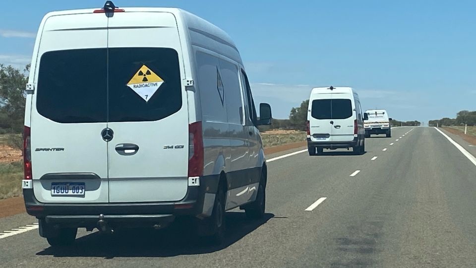 Veículos carregando a cápsula / Department of Fire and Emergency Services WA / Divulgação