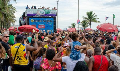 O bloco da Banda da Barra desfila e arrasta foliões pela orla da Barra da Tijuca, na Zona Oeste do Rio de Janeiro, na tarde de domingo (12) de pré-Carnaval.