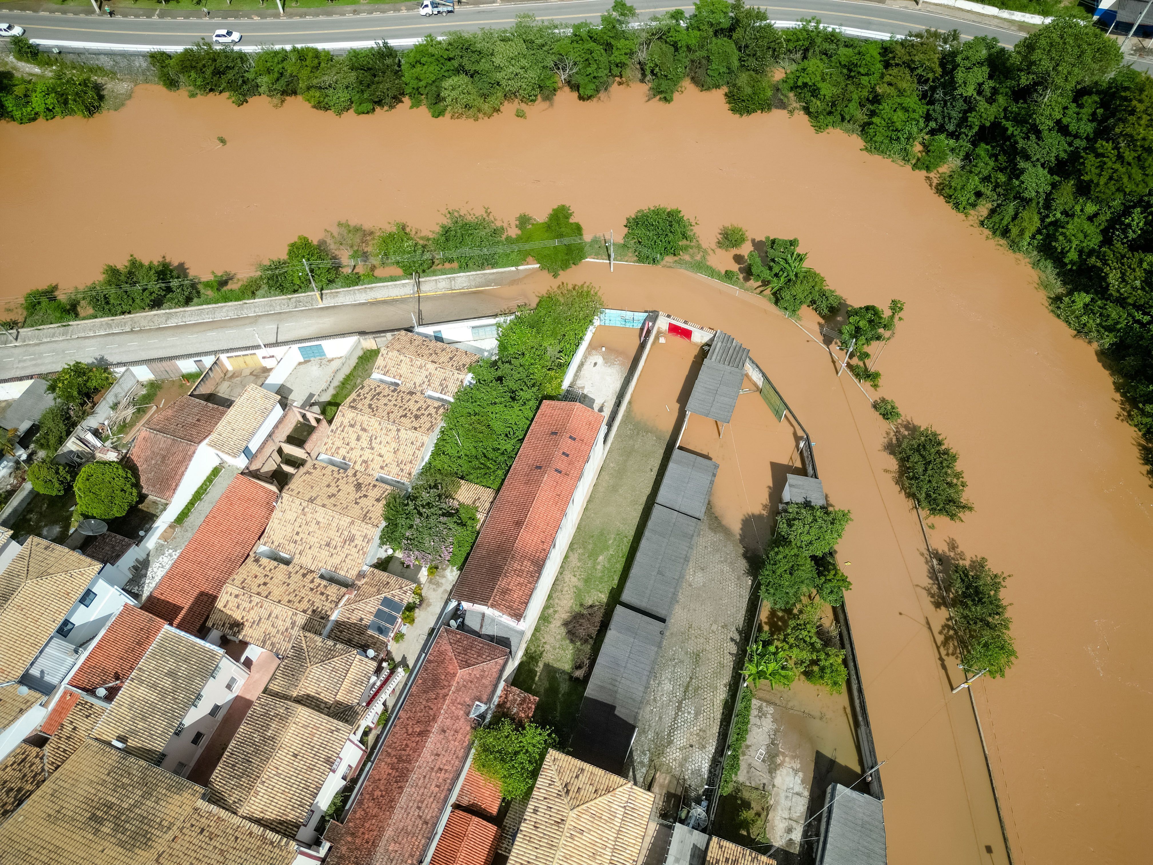 RIO TRANSBORDA SÃO LUIZ DO PARAITINGA SP