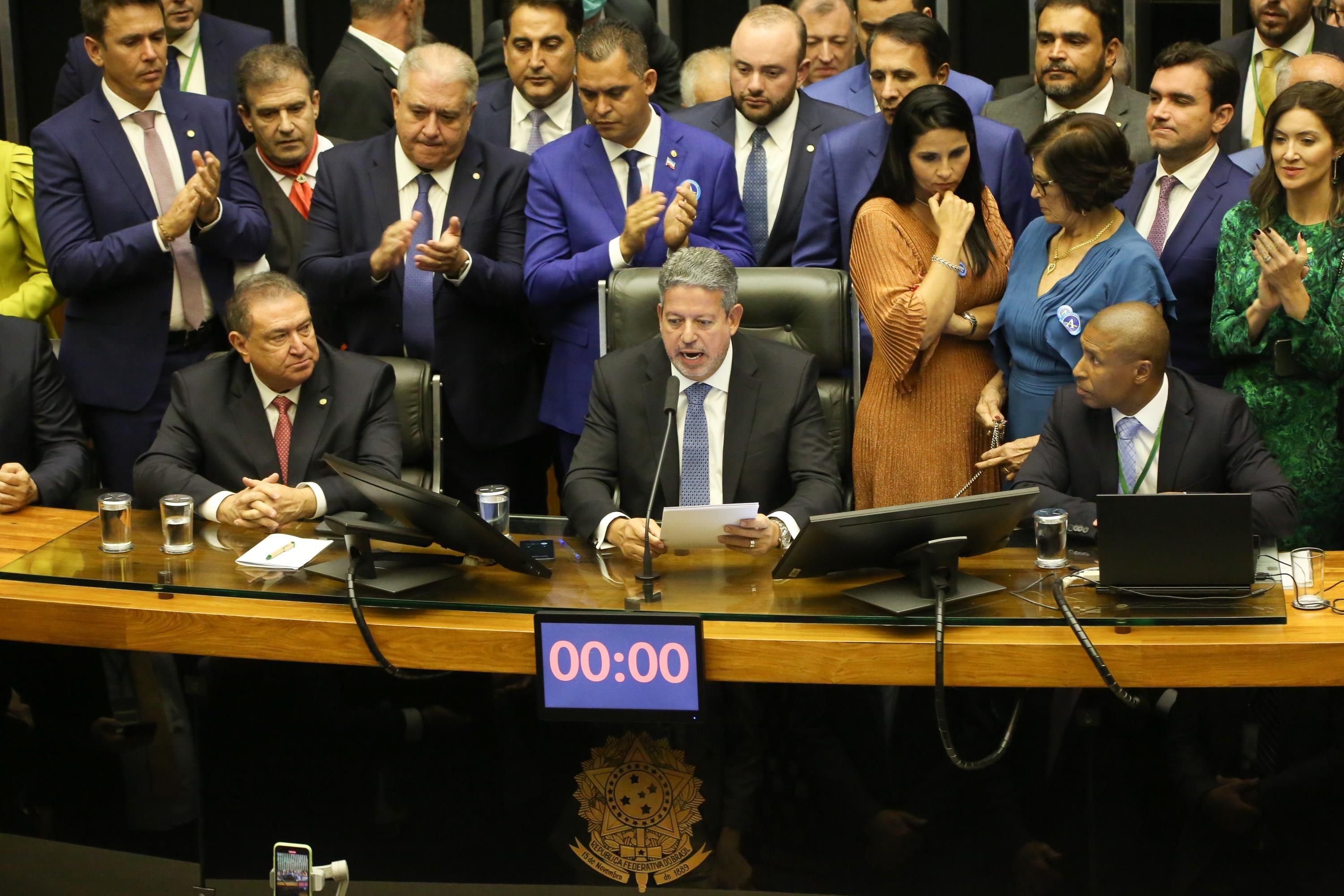 Arthur Lira (PP-AL), ao centro, discursa após ser reeleito presidente da Câmara dos Deputados