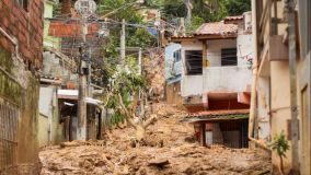 Rastro de destruição causado pelas fortes chuvas, no bairro do Itatinga, região central de São Sebastião, SP - 20/02/2023