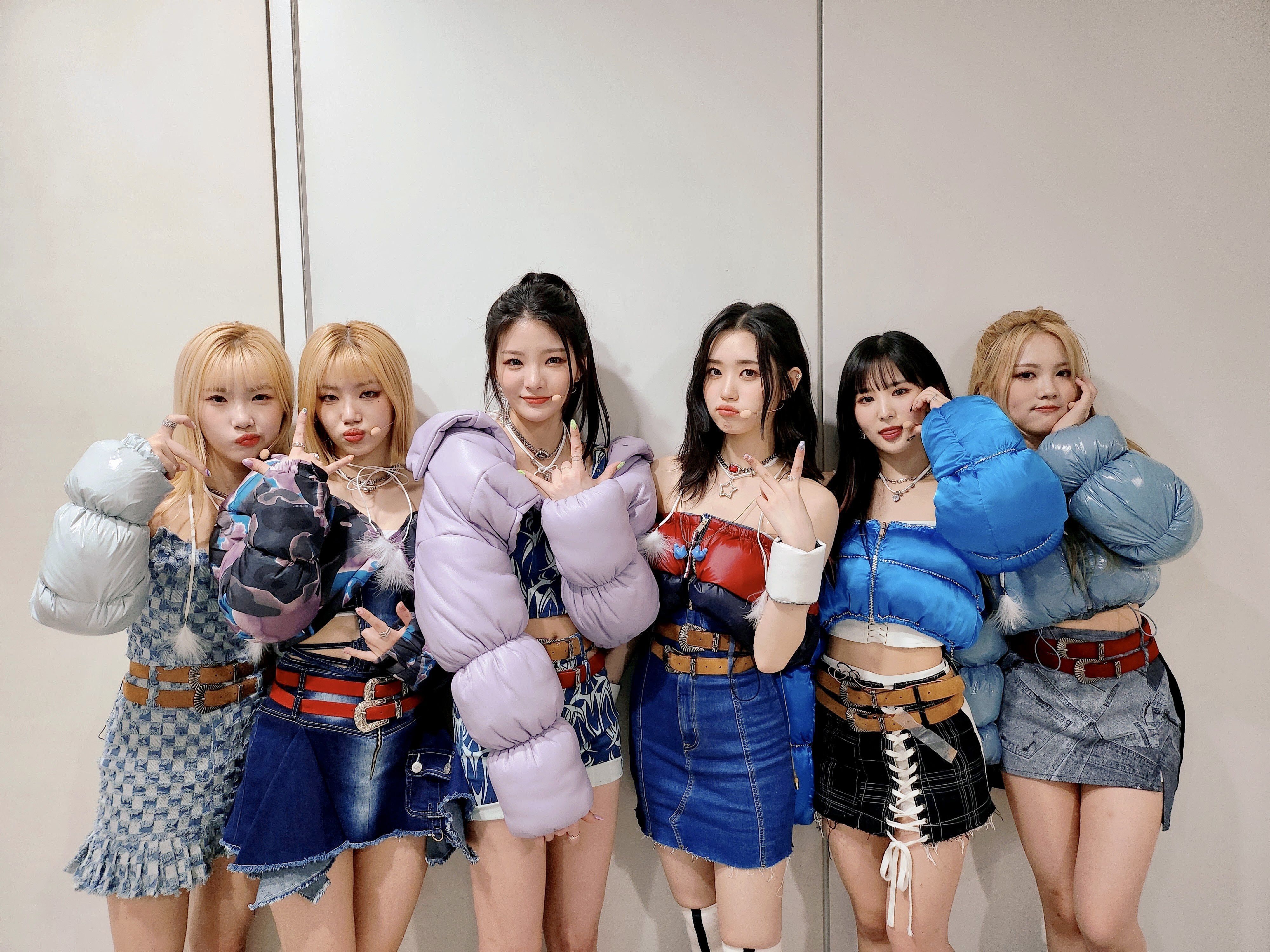 Grupo feminino de k-pop TRI.BE dança 