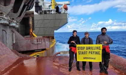 Greenpeace ocupa plataforma da Shell em dia que petroleira divulga lucro recorde