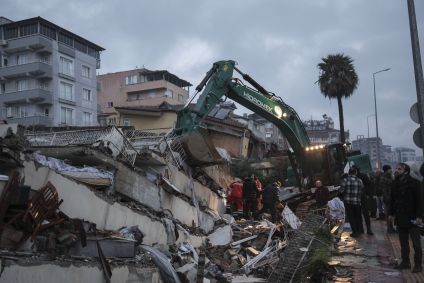 Reforços de resgate em Hatay, após terremoto de 7,8 graus de magnitude