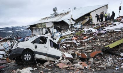 Mais de 24 horas após terremoto, equipes seguem com resgates de sobreviventes na Turquia e Síria
