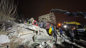 Resgates em Sanliurfa, na Turquia, após de terremoto de magnitude de 7,8