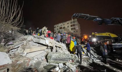 Resgates em Sanliurfa, na Turquia, após de terremoto de magnitude de 7,8