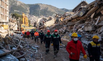 "Que dia é hoje?", pergunta mulher ao ser resgatada após 228 horas soterrada na Turquia