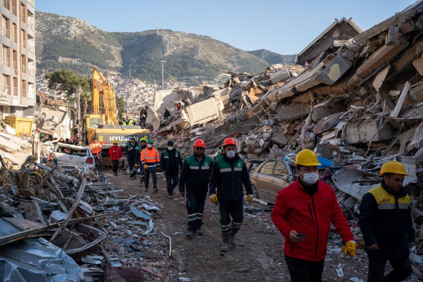 Prédios inteiros desabaram durante terremoto que atingiu o sul da Turquia / Erhan Demirtas/NurPhoto via Getty Images