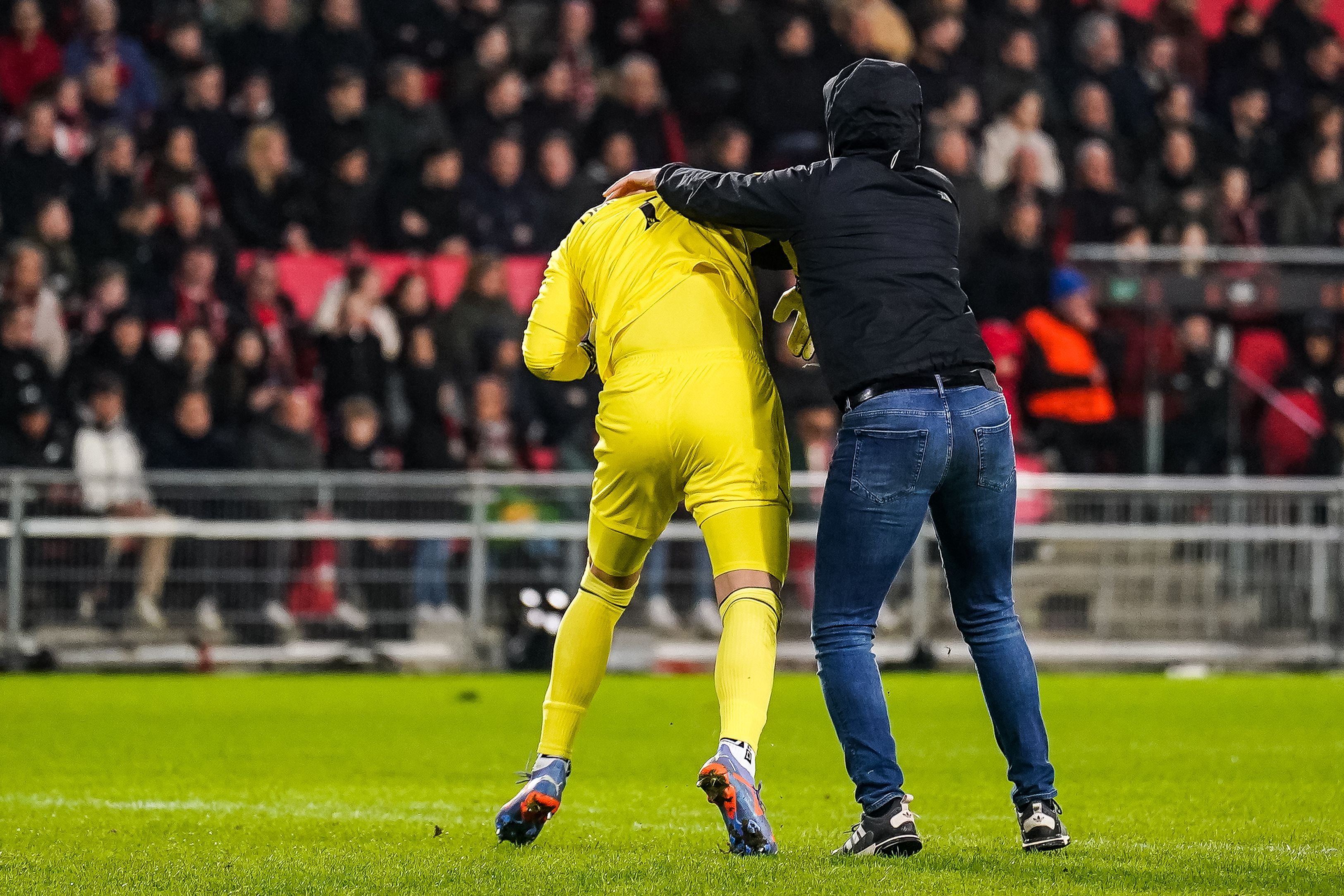 Goleiro do Sevilla, Marko Dmitrović é agredido por invasor de campo durante partida da Liga Europa contra o PSV Eindhoven