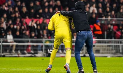 Goleiro do Sevilla é agredido por torcedor durante partida da Liga Europa