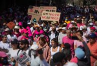 Mexicanos protestam contra mudança em órgão eleitoral e veem democracia em risco