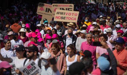 Mexicanos protestam contra mudança em órgão eleitoral, proposta pelo presidente Andres Manuel Lopez Obrador