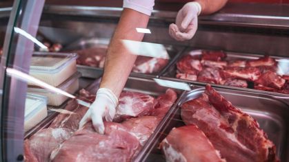 Carnes expostas em açougue